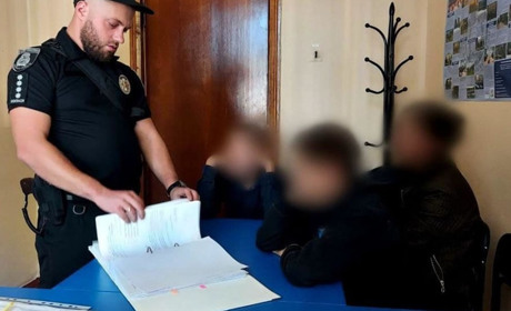 На Київщині двоє братів викрали мопед, забрали з багажника 40 тисяч та підпалили його