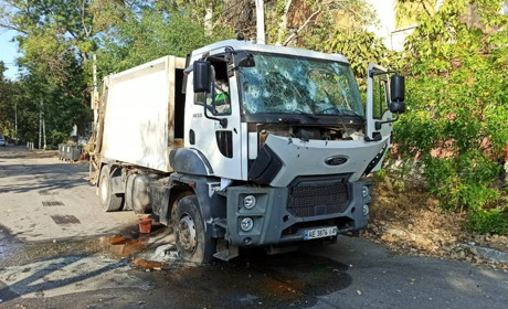 Вранці окупанти завдали удару по Херсону: поранені двоє працівників комунального підприємства