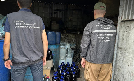 На Одещині пенсіонер організував підпільне виробництво алкоголю з мільйонним обігом