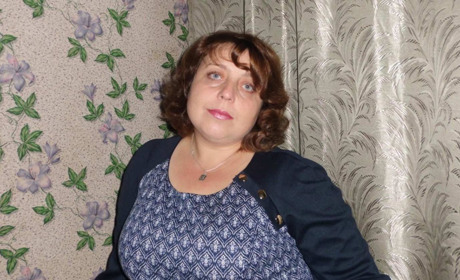 "Чекали евакуаційний потяг у полі" : попаснянка Олена Циба про евакуацію та життя до війни