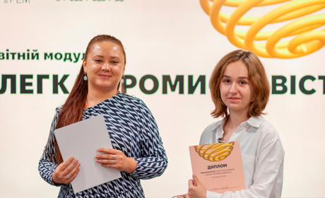 Дівчина з Южноукраїнська розробила власну колекцію білизни в стилі петриківського розпису