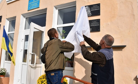 Ціна очікуваної Перемоги ніколи не забудеться: у четвертій школі відкрили ще дві меморіальні дошки
