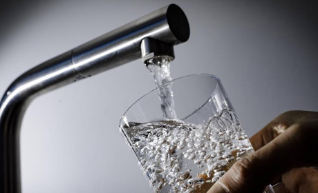 КП «Дніпро» нагадує мешканцям селища Кам'янське про термінову сплату за водопостачання