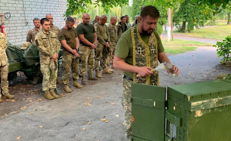 Мінометники 118-ї бригади зробили мобільну капличку із ящиків для мін
