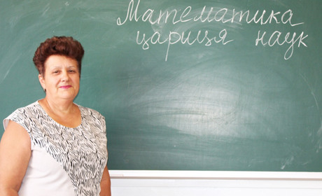 «Робота з дітьми дає можливість відчувати себе молодим». Історія вчительки математики з Долинської
