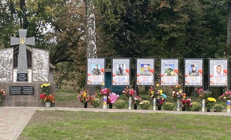 У селі Красна Лука Миргородського району відкрили Алею пам’яті та пам’ятний знак воїнам ЗСУ