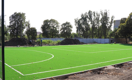 В П’ятихатках завершується будівництво міні-спортивного поля зі штучним покриттям: фото