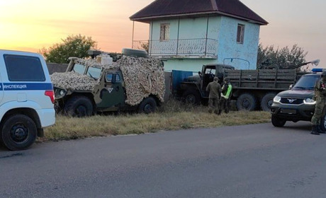 Військова вантажівка у Стрілковому в’їхала у приватний будинок
