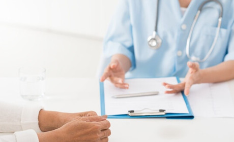 МОЗ відповідає: як медик-переселенець може працевлаштуватися у регіонах тимчасового проживання