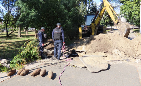 У центрі Золотоноші уже підняли понад сто боєприпасів калібром 150 мм. Роботи тривають (ВІДЕО)