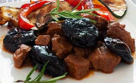 Готуємо сьогодні: яловичина, тушкована з чорносливом