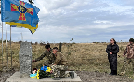Новини воєнного часу. Старокостянтинівщина. Відкрито памʼятний знак, шахраї виманили гроші