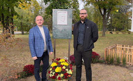 Мармуровий барельєф Сікорського тепер зустрічатиме туристів у переяславському скансені