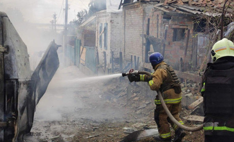 Артобстріли та атаки дронами, поранено рятувальників: російська армія продовжує терор Нікопольщини