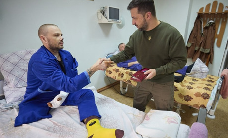Зеленський в Одесі: президент відвідав військовий госпіталь та вручив нагороди захисникам і медикам