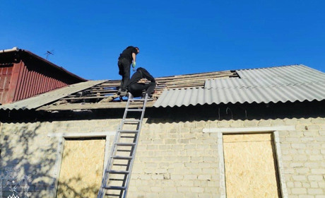 2 доби після обстрілів в Покровську: комунальники закрили 360 вікон та вклали 500 листів шиферу