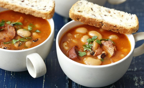 Готуємо сьогодні: швидкий супчик з мисливськими ковбасками