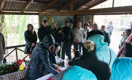 Загинули від російської ракети: нікопольці попрощались із подружжям Дорошенків