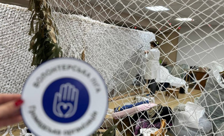 “Волонтерська Ліга” сплела понад 17 000 кв. м маскувальних сіток: де і як долучитись до виготовлення