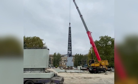 росіяни встановлюють меморіал перемоги у Другій світовій війні в Мелітополі