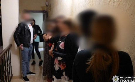 В Одесі жінок втягували у проституцію під виглядом роботи в масажному салоні: сутенерок затримали