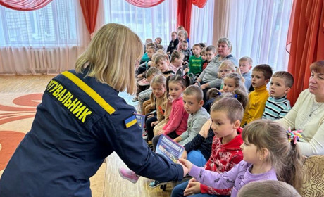 Поліцейські та рятувальники навчають дітей правил безпеки