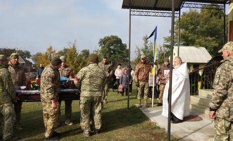 Воїна Володимира Поліщука поховали з військовими почестями на підварському кладовищі в Переяславі