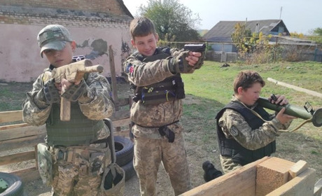 "За день збираємо до 1000 грн". Діти із с. Долинське облаштували блокпост, для допомоги ЗСУ