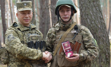 Звільняв Новоєгорівку на Луганщині. Сирський нагородив військовослужбовця на псевдо "Веселий"