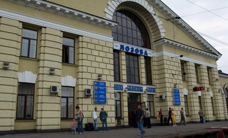 Змінюється рух приміських потягів, що курсують через Лозову. З якого числа розклад зазнає змін