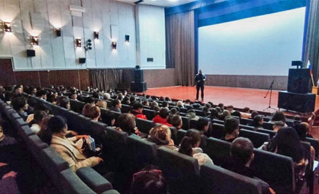 російські пропагандисти крутять радянські фільми у Генічеську