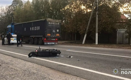 У Маяках через підлітка на електроскутері сталася аварія: постраждав він та його пасажир