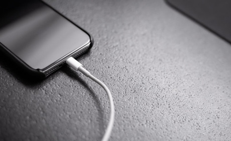 Як правильно заряджати телефон: міфи та реальність