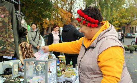 У Сахновщині пройшов осінній ярмарок, де зібрали 36 000 грн на форму для ЗСУ