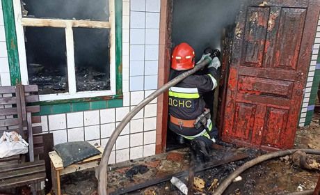 Вогонь завдав чималої шкоди будівлі у Кагарлику