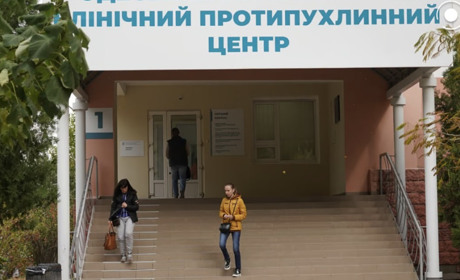 Онкохворих просять залишити приміщення. Приватна фірма отримала в оренду на 49 років онкоцентр