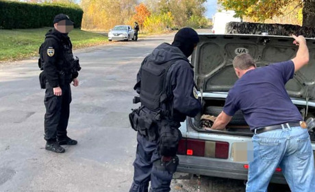 Зброя, цигарки і алкоголь: що вилучають поліцейські в Сарненському районі під час оглядів