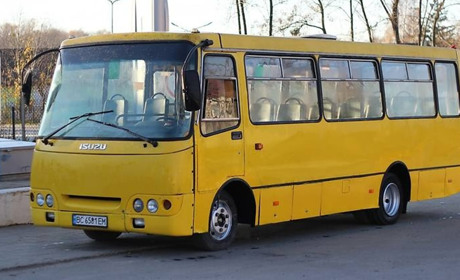 На Одещині пасажирка випала з маршрутки, бо водій не зачинив двері і почав їхати. Жінка травмувалася