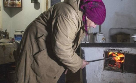 Прифронтова Луганщина. Жителям деокупованих сіл доставили дрова для опалення та набори гігієни