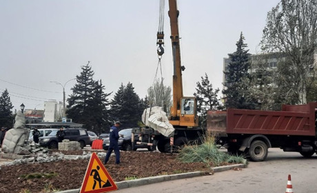 У Запоріжжі демонтували пам'ятник російському поету Олександру Пушкіну
