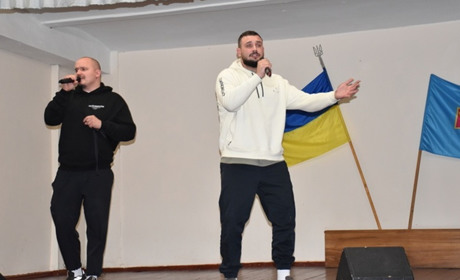 Виконавці відомих пісень «Ластівки», «Допоможе ЗСУ» завітали до старокостянтинівських військових
