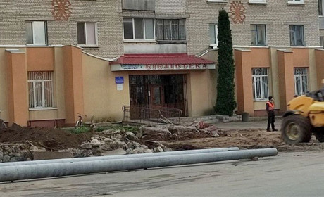 В Барі в рамках ремонтних робіт території знесли клумбу біля бібліотеки. Що там має бути