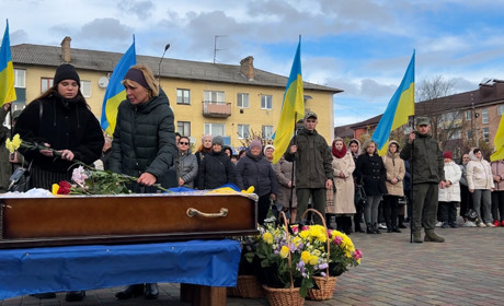 Остання путь Ігоря Іздепського: в Сарнах попрощалися із загиблим гранатометником