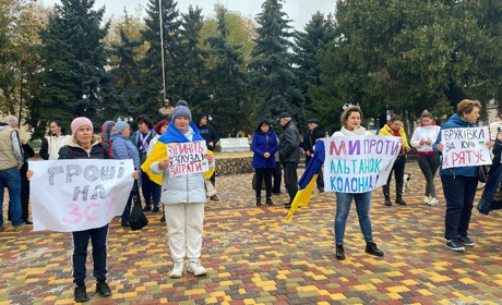 "Бруківка від куль не рятує": мешканці П'ятихаток вийшли на мітинг