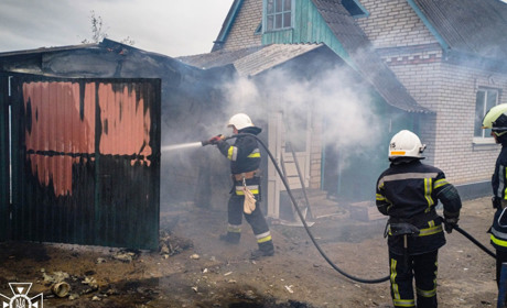 В Киянівці Барської громади загорівся гараж. Рятувальники гасили пожежу