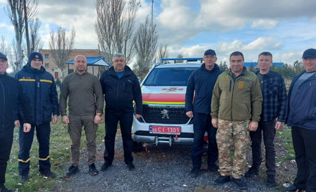 Мешканці Волноваського району подарували рятувальникам Донеччини нове службове авто. Фото