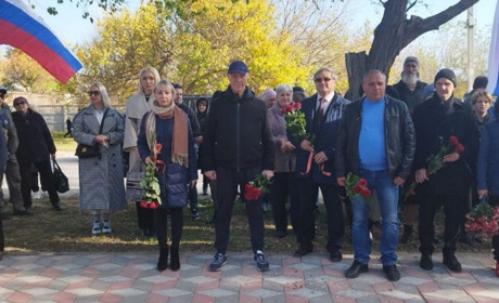У Генічеську загарбники святкували «День народного єдінства» під пам’ятником Т.Г. Шевченку