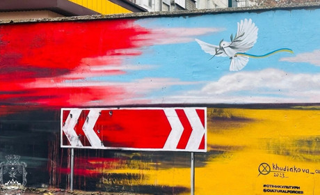 Українські художники прикрасили стінописами будівлі Покровська. Фото