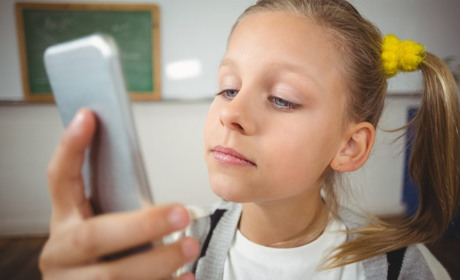 "Вриваються у клас та перевіряють у дітей телефони". У Мелітополі окупанти чинять тиск на дітей