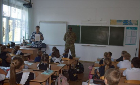 Чинять тиск на школярів. На Луганщині окупанти вриваються у класи та перевіряють телефони учнів